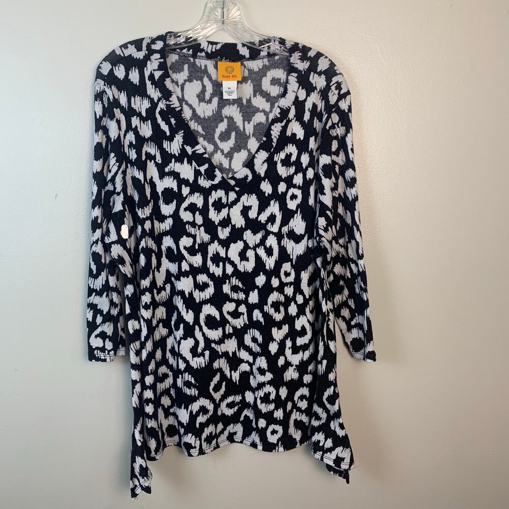 Ruby Rd. Black and White Pattern Handkerchief Style Top Size XL
